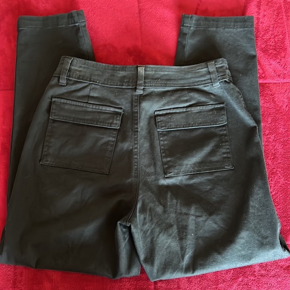 NWOT pants. Deep pockets. Size 2 - Picture 3 of 3